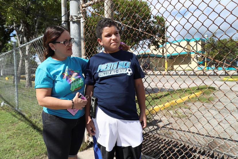Ryan L. González, estudiante de séptimo grado, fue ayer con su mamá, Wanda Báez, a ver el que había sido hasta el martes su plantel. Como todos sus compañeros de clases, no sabe cuándo ni dónde volverá a estudiar.