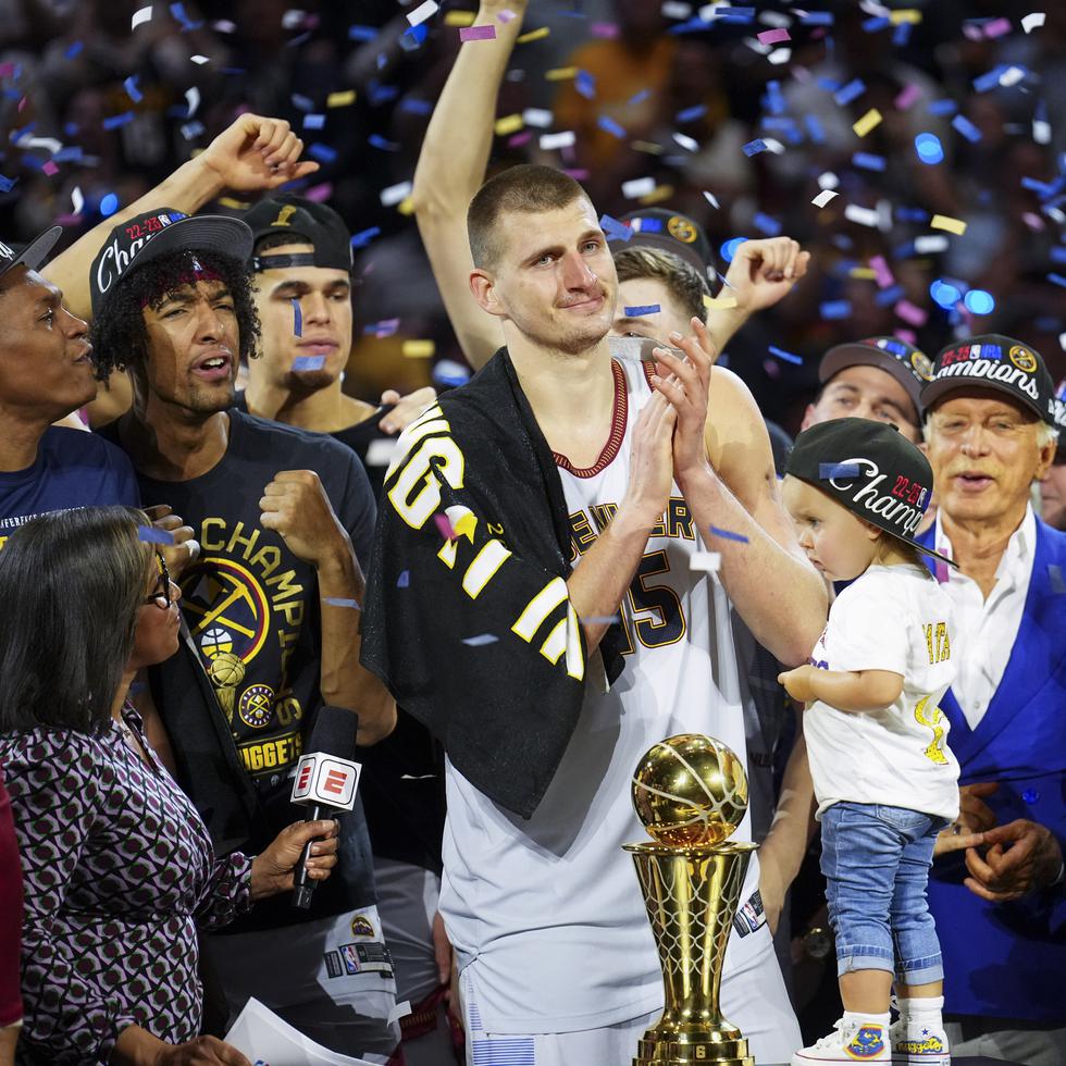 El pívot de los Nuggets de Denver Nikola Jokic y sus compañeros recibirán sus anillos de campeones durante la jornada inaugural de la próxima temporada de la NBA el 24 de octubre.