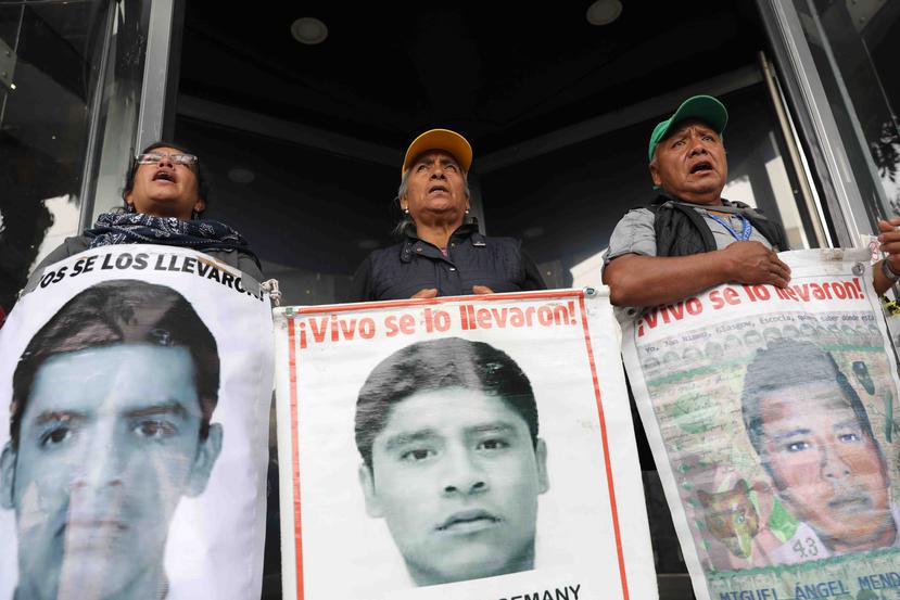 Padres y familiares de algunos de los 43 estudiantes de Ayotzinapa encabezan una reunión frente a la sede de la Fiscalía General de la República (FGR), en Ciudad de México. (EFE)