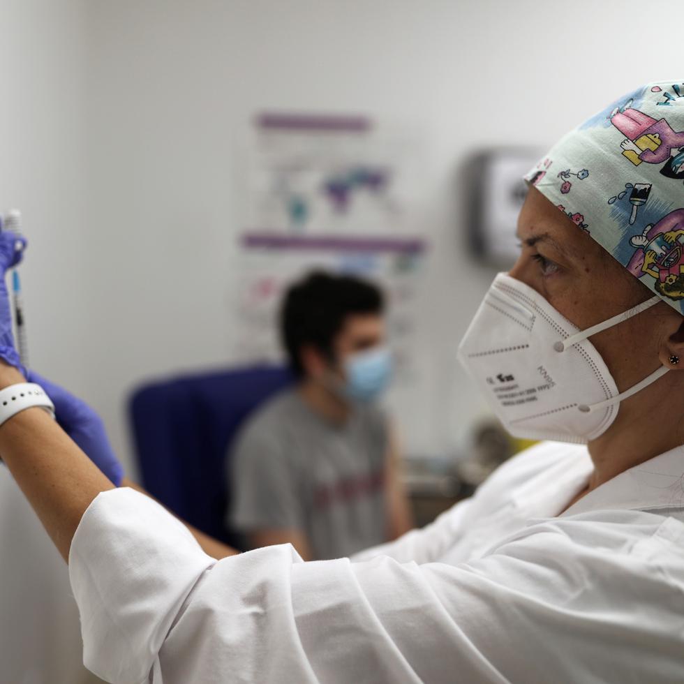 Un estudiante se vacuna en un centro de vacunación de Madrid este miércoles. EFE/Rodrigo Jiménez
