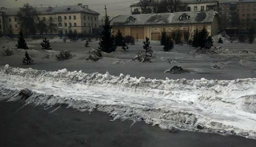 Es probable que la nieve negra siga tiñendo la vida de los habitantes de Kuzbass, conocida ya como la "tierra negra" de Siberia. (Twitter)