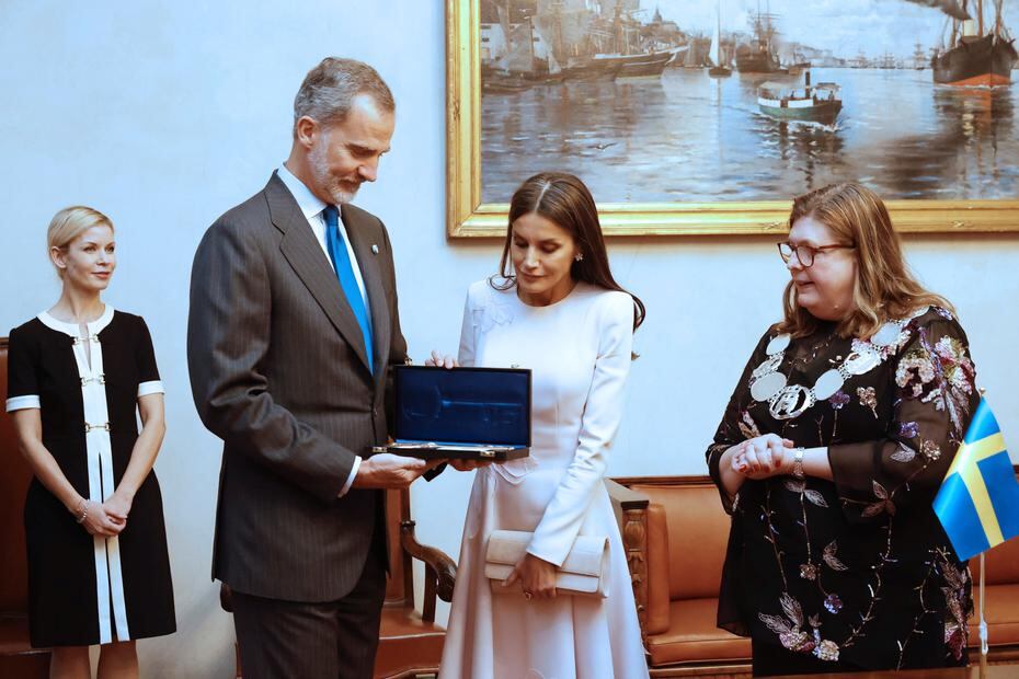 El rey Felipe VI y la reina Letizia reciben las llaves de la ciudad de manos de la presidenta del Consejo de la Ciudad de Estocolmo, Cecilia Brinck, durante un almuerzo ofrecido en su honor.