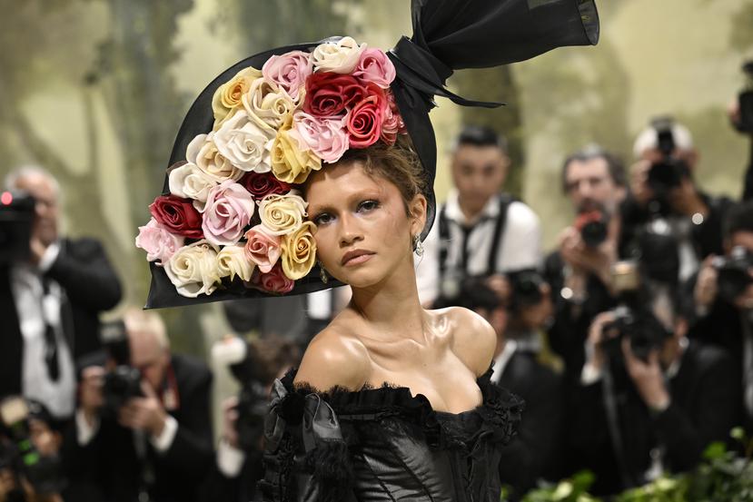 Para el segundo "look" lució un vestido negro de Givenchy de John Galliano diseñado en 1996.