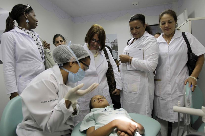 Médicos cubanos observan un procedimiento dental durante una sesión de capacitación en una clínica de salud en Brasilia. (AP / Eraldo Peres)