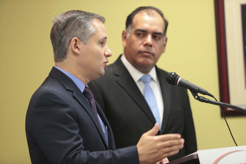 Manuel Reyes, vicepresidente de MIDA, junto a Freddie Hernández, presidente del comité de Radiografía del Consumidor.