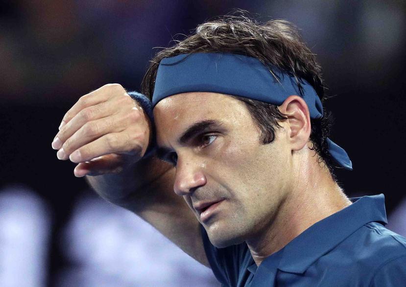 El suizo Roger Federer se limpia el sudor del rostro durante su partido de la tercera ronda del Abierto de Australia contra Taylor Fritz, de Estados Unidos, el viernes 18 de enero de 2019 en Melbourne, Australia. (AP Foto/Kin Cheung)