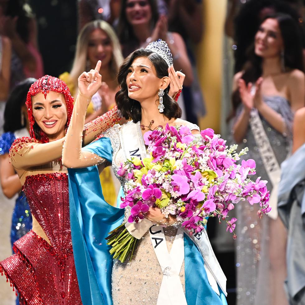 Miss Nicaragua, Sheynnis Palacios, hace un gesto al cielo, mientras fue coronada por la estadounidense R' Bonney Gabriel, la saliente Miss Universe.
