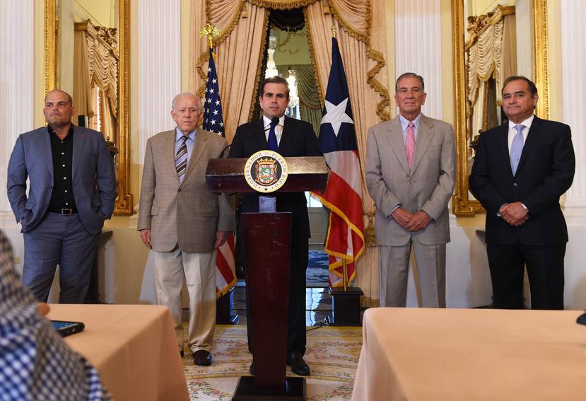 Ricardo Rosselló anunció los primeros integrantes de la Comisión de la Igualdad para Puerto Rico. Estos serán: (desde la izquierda) el expelotero Iván Rodríguez; los exgobernadores Carlos Romero Barceló y Pedro Rosselló, y el exsenador Charlie Rodríguez.