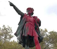 Pintura roja cubre la estatua de Cristóbal Colón en Providence, Rhode Island, vandalizada en ocasión del día que lleva su nombre. (AP/Michelle R. Smith)