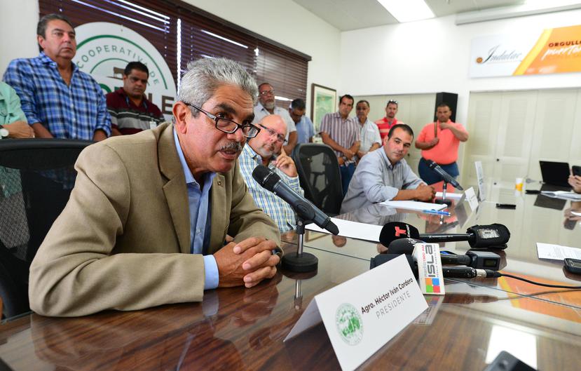 A la izquierda, Héctor Iván Cordero, presidente de la Asociación de Agricultores, durante la conferencia de prensa de ayer.