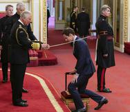 Andy Murray es nombrado caballero por el príncipe Charles durante una ceremonia realizada en el Palacio de Buckingham, el jueves, 16 de mayo. (Dominic Lipinski/PA vía AP)