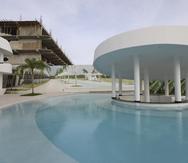 Área de la piscina del complejo Cana Rock Star, uno de los ocho proyectos disponibles en Cana Rock, Punta Cana. Al fondo, apartamentos en construcción.