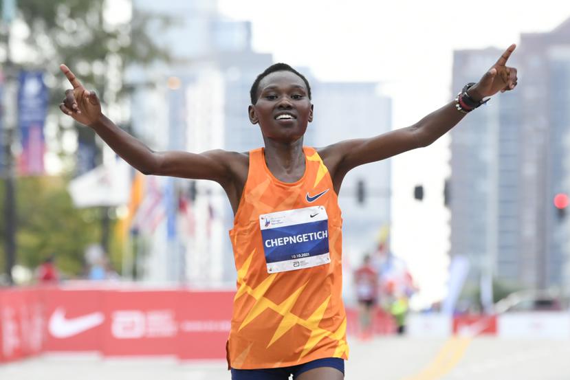 La keniana Ruth Chepngetich cruza la meta para conquistar el Maratón de Chicago.