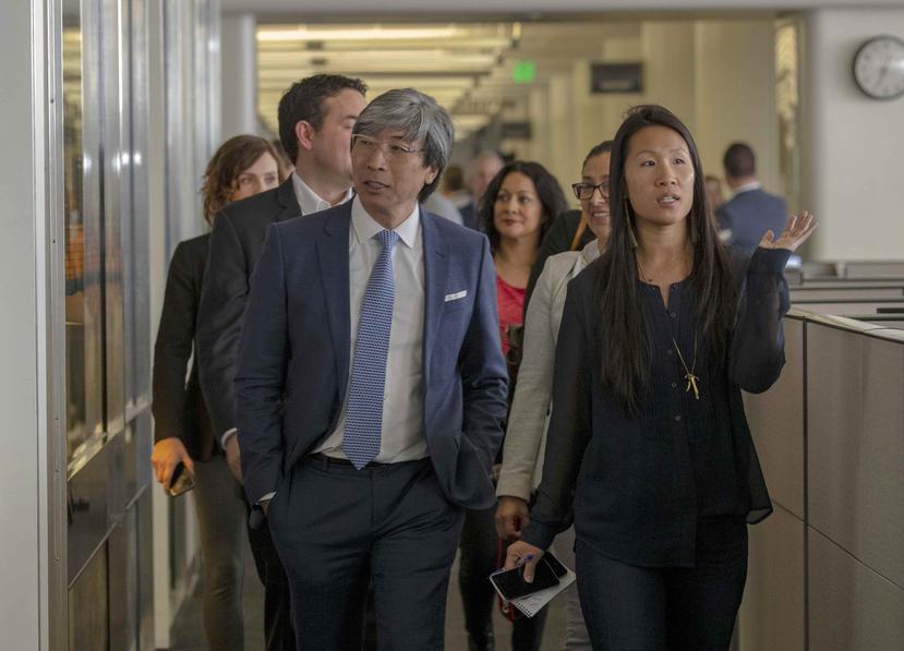 Patrick Soon-Shiong, nuevo dueño de Los Angeles Times, visita las oficinas del periódico en Los Ángeles con la reportera Andrea Chang, el 13 de abril de 2018. (AP)