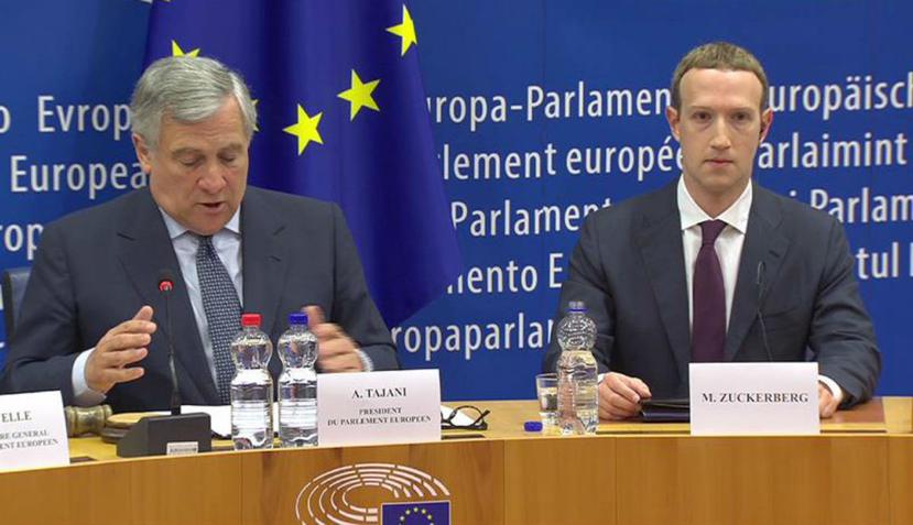 El fundador de Facebook, Mark Zuckerberg (d), y el presidente del Parlamento Europeo, Antonio Tajani (i), durante su reunión con los líderes de los grupos del Parlamento Europeo (EFE).
