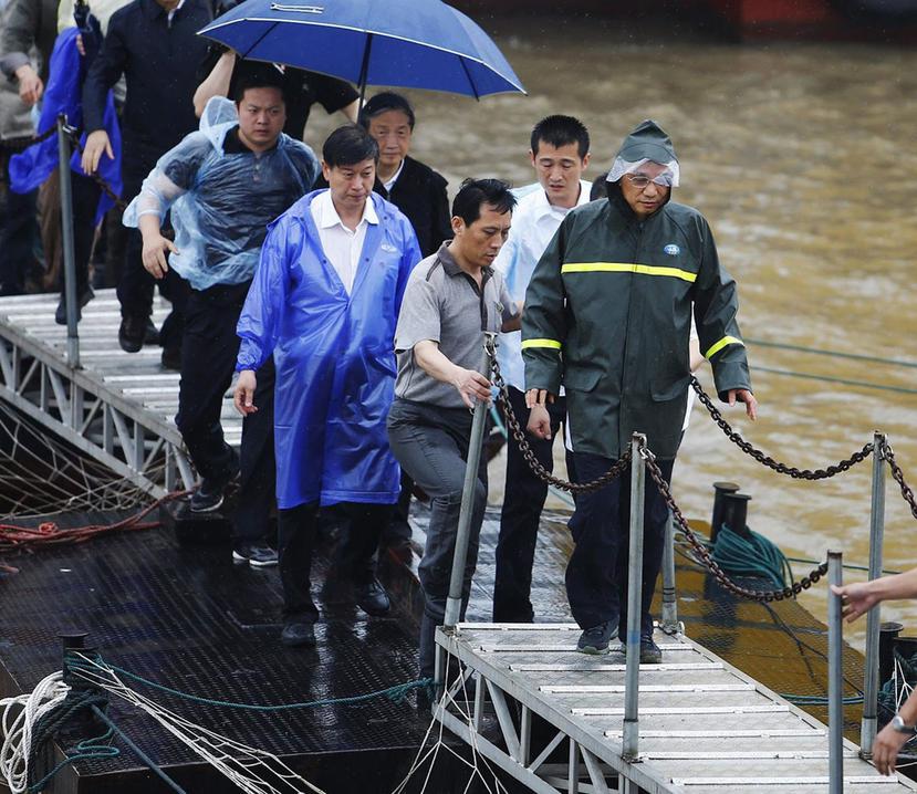 El primer ministro chino, Li Keqiang, visita el lugar donde se llevan a cabo los trabajos de rescate del barco de pasajeros naufragado en el río Yantsé en China. (EFE)