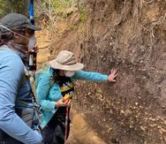 La arqueóloga Isabel Rivera Collazo, de la Universidad de California en San Diego, encabezó a un grupo de científicos que recorrió 48 kilómetros de la costa norte y 8 kilómetros de la costa este.
