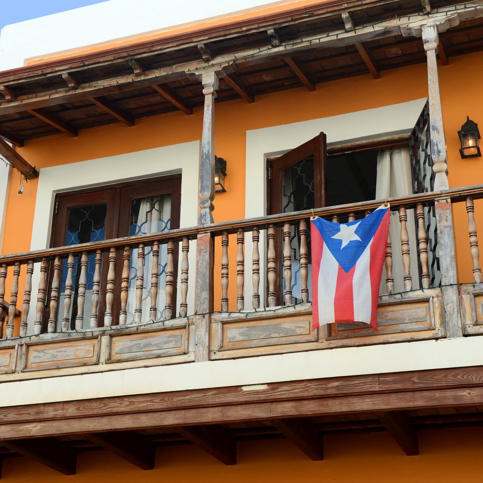 Una bandera de Puerto Rico desplegada en un balcón del Viejo San Juan.