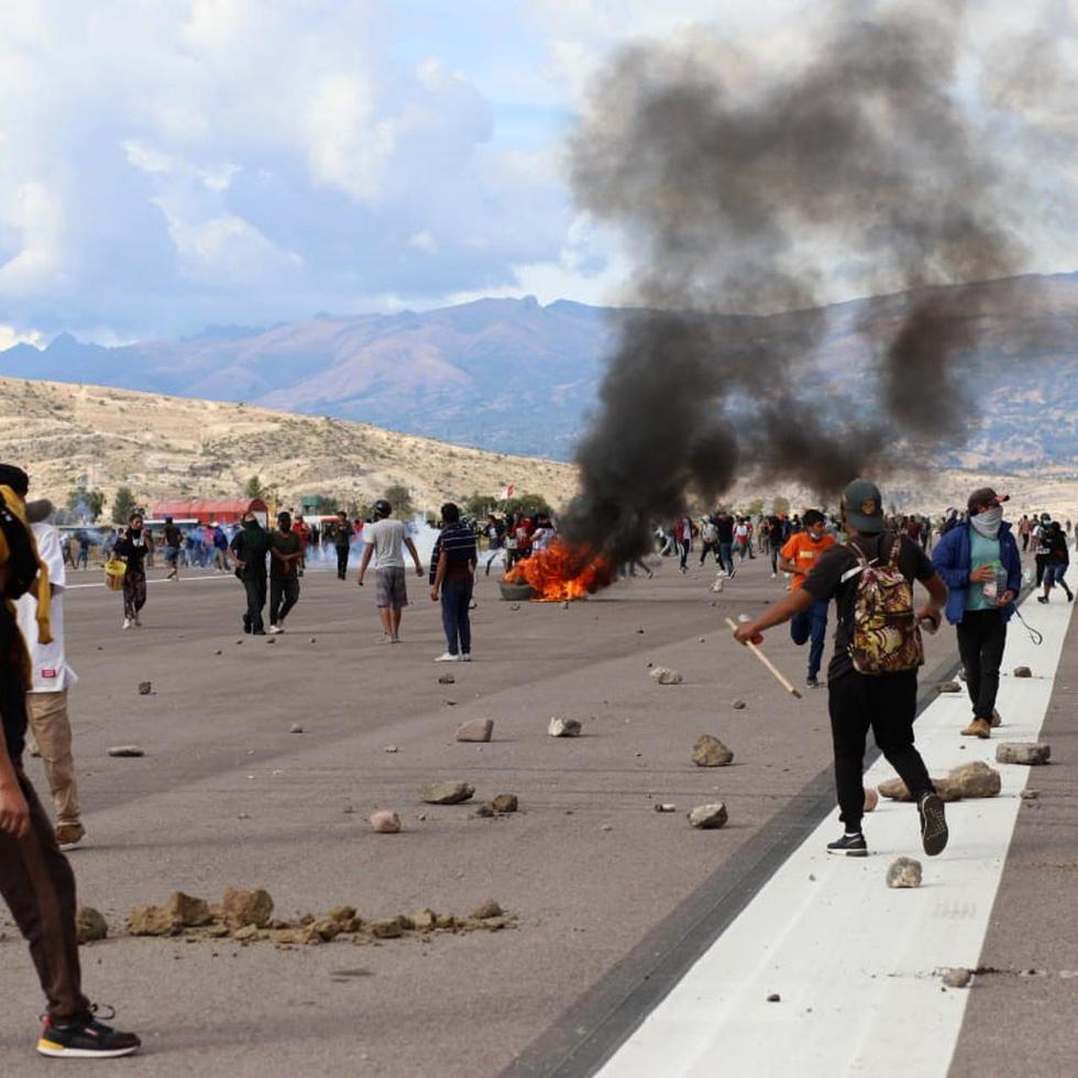 Decenas de personas ingresan al aeropuerto de Ayacucho durante unas protestas.