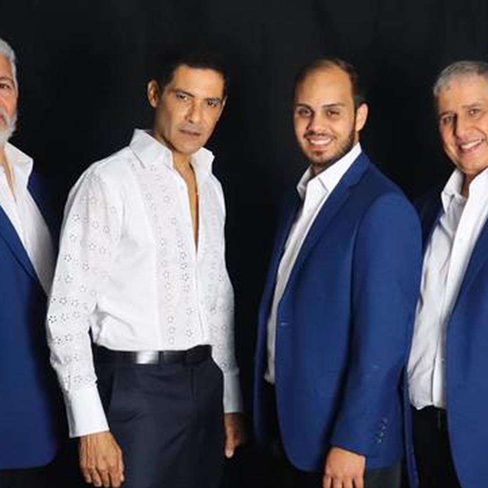 El exMenudo puertorriqueño Charlie Massó posando con los integrantes del Trío Los Andinos, con quienes lanzó el tema 'Algo Contigo'.