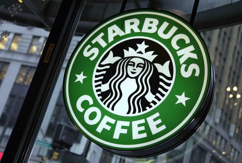 Starbucks sacará sus anuncios de las redes sociales hasta que termine sus conversaciones internas. (EFE)