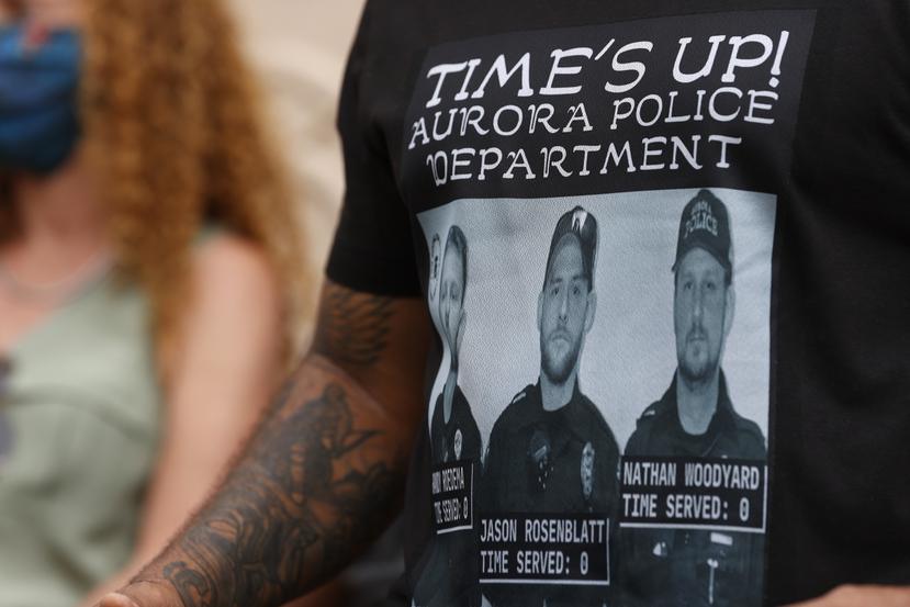 Terrance Roberts usa una camisa con fotografías de oficiales del Departamento de Policía de Aurora involucrados en la detención de Elijah McClain, de 23 años.