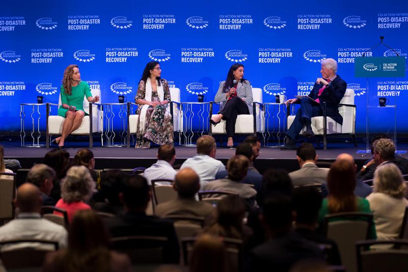 Nancy Negrón, Christine Nieves, Wanda Santiago y Bill Clinton durante la sesión de apertura de la cumbre. Todos coincidieron en que el trabajo en alianza adelanta la recuperación tras un desastre.