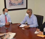 En la foto, en segundo plano, el director ejecutivo de Aafaf, Omar Marrero y el alcalde de Vieques,  José Corcino Acevedo.