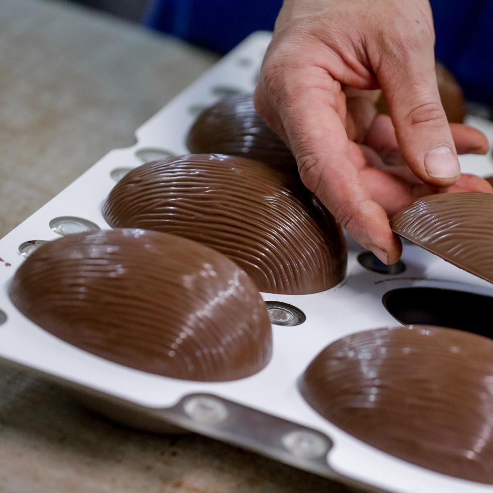 El chocolatero belga Filip Blondeel muestra el proceso de elaboración de huevos de Pascua, en la chocolatería "Duc de Praslin Belgium", en Linkebeek, Bélgica.