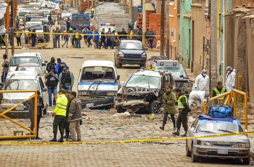 La Policía inspecciona el lugar de una explosión que mató a cuatro personas en Oruro, Bolivia (AP/Emilio Huascar).