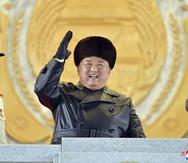 En esta foto proporcionada por el gobierno de Corea del Norte, el líder norcoreano Kim Jong Un saluda mientras asiste a un desfile militar en la plaza Kim Il Sung en Pyongyang, Corea del Norte.