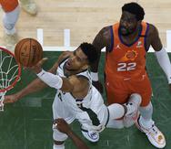 Giannis Antetokounmpo (34) tira al canasto contra el centro Deandre Ayton (22) durante el cuarto juego de las Finales de la NBA.