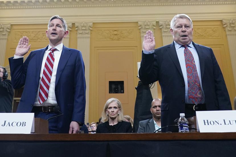 Greg Jacob, quien fue el abogado del vicepresidente Mike Pence (izquierda), y el juez federal jubilado Michael Luttig prestan juramento para testificar ante la comisión selecta de la Cámara de Representantes que investiga el ataque al Capitolio del 6 de enero de 2021.
