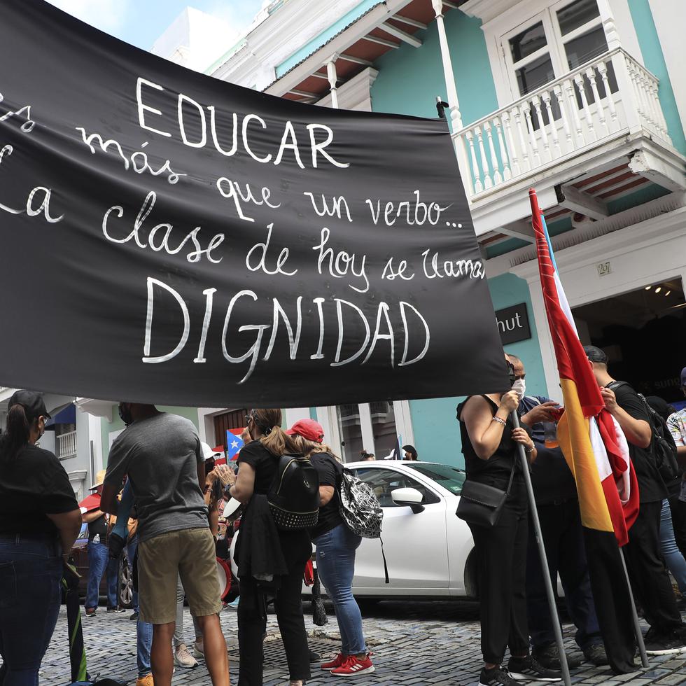 Protesta de maestros en el Viejo San Juan el 4 de febrero de 2022.