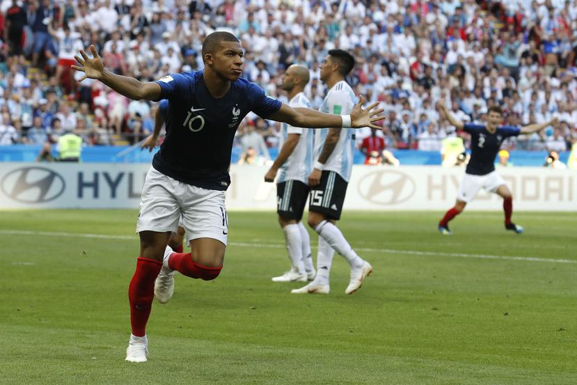El francés Kylian Mbappe celebra después de anotar el tercer gol de su equipo durante la ronda de 16 partidos entre Francia y Argentina, en la Copa Mundial de fútbol 2018 en el Kazan Arena en Kazán, Rusia. (AP)