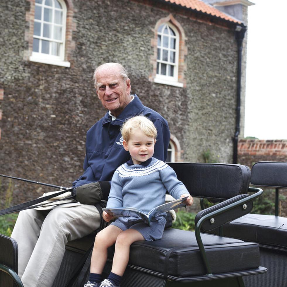Los duques de Cambridge publicaron una foto de Philip con su bisnieto mayor, el príncipe George. (AP)