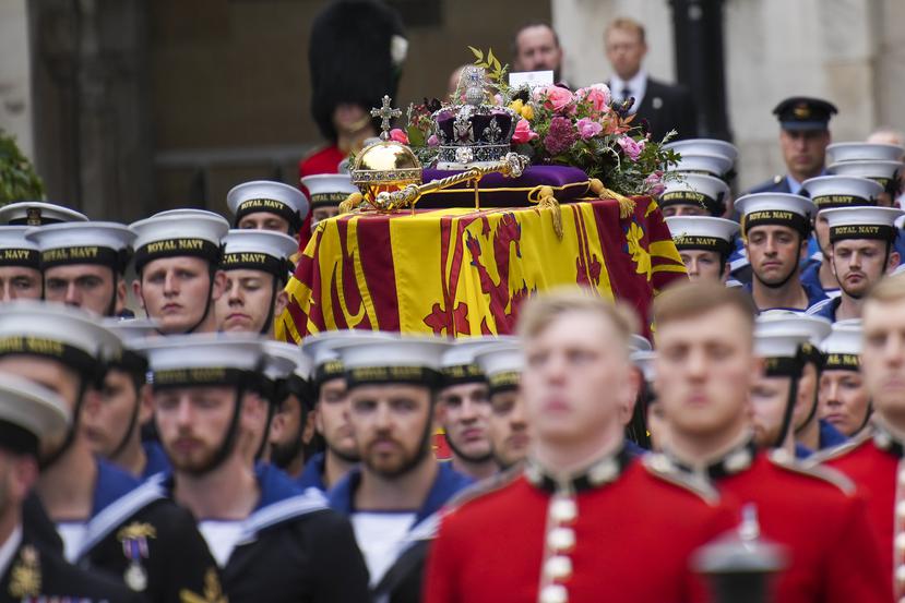 El ataúd de la reina Elizabeth II es colocada en un carro de armas durante su cortejo fúnebre para llegar a su funeral en la Abadía de Westminster, en el centro de Londres.