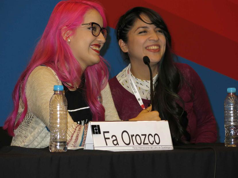 Las booktubers mexicanas Fa Orozco, a la izquierda, y Alejandra Segura causaron revuelo entre los adolescentes que fueron a la Feria. (AP)