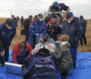 En esta foto, el astronauta de Roscosmos Anatoly Ivanishin se sienta para ser asistido luego del aterrizaje cerca de la ciudad Dzhezkazgan, Kazakhstan en Rusia.
