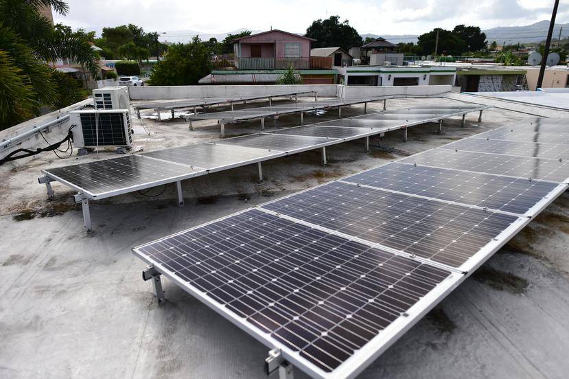 Un estudio coordinado por la organización Cambio y el Instituto de Economía Energética y Análisis Financiero reflejó que, por medio de placas solares en techos y baterías de almacenamiento, se puede producir energía renovable para el 100% de los hogares en Puerto Rico.
