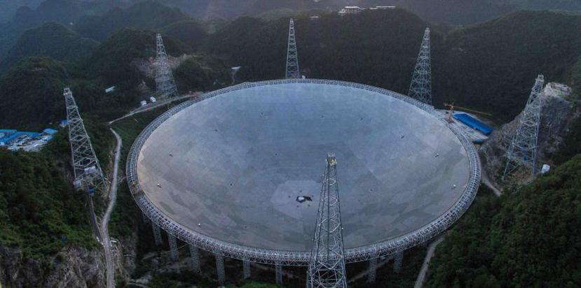 Con un diámetro tan grande como 30 campos de fútbol, el FAST (siglas en inglés del Telescopio de Apertura Esférica de Quinientos Metros) se ha convertido en uno de los principales orgullos tecnológicos del programa científico chino. (Archivo / AP)