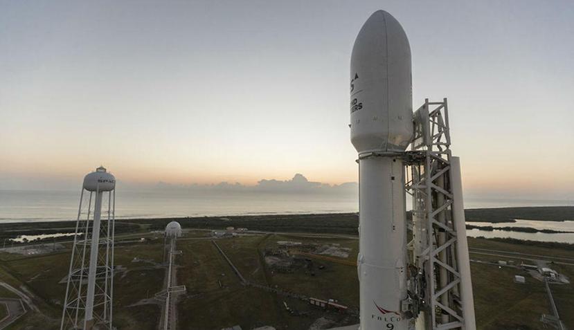 La compañía busca reducir los costos de las misiones espaciales recuperando los propulsores de la aeronave. (Fuente / SpaceX)