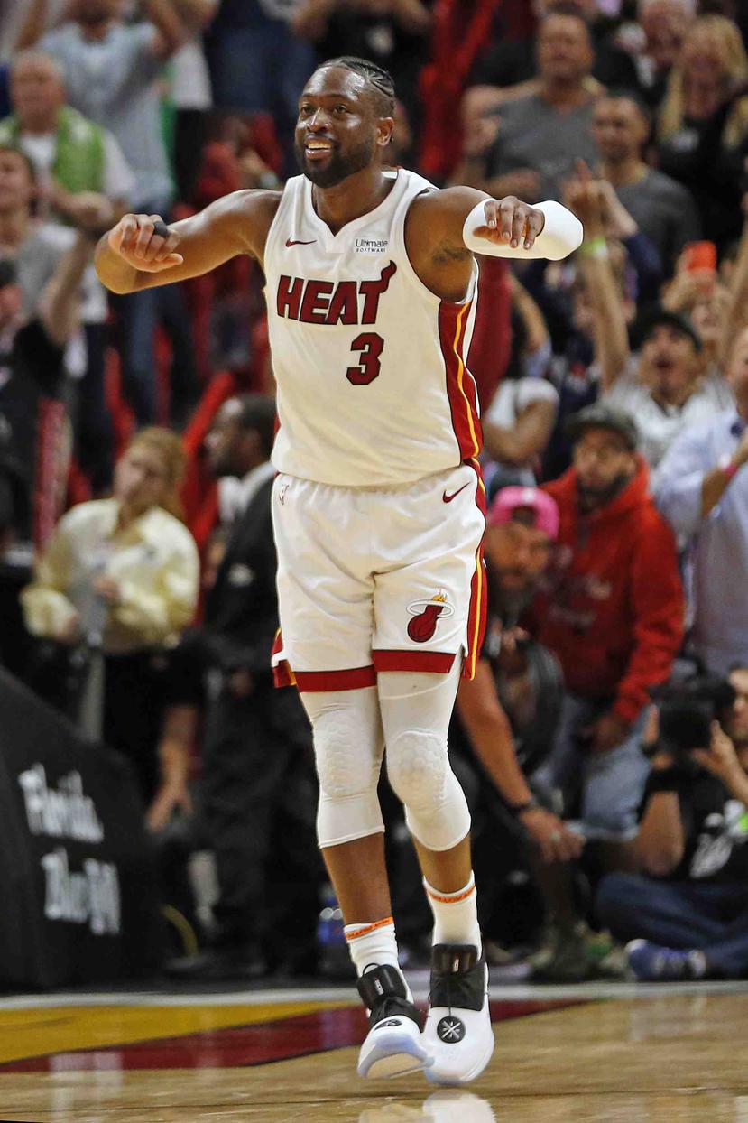 Dwyane Wade celebra la victoria del Heat sobre los Mavericks. (AP)