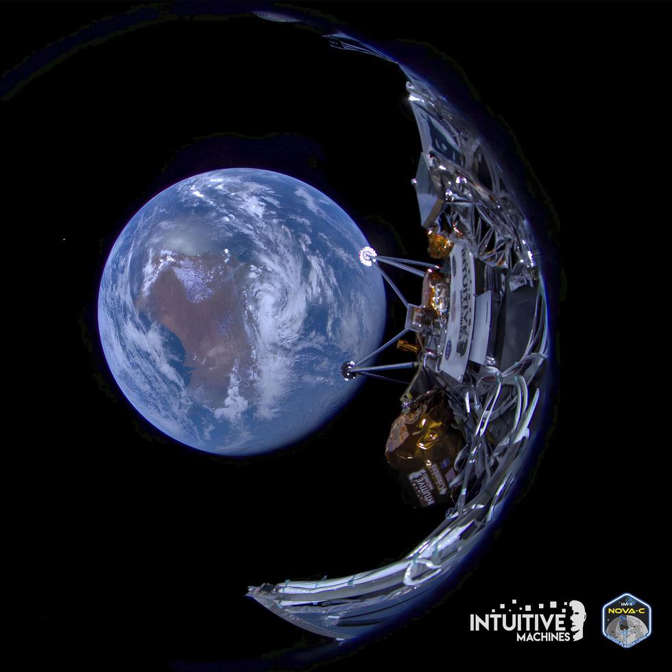 Esta imagen difundida por Intuitive Machines muestra su sonda lunar Odysseus con la Tierra al fondo