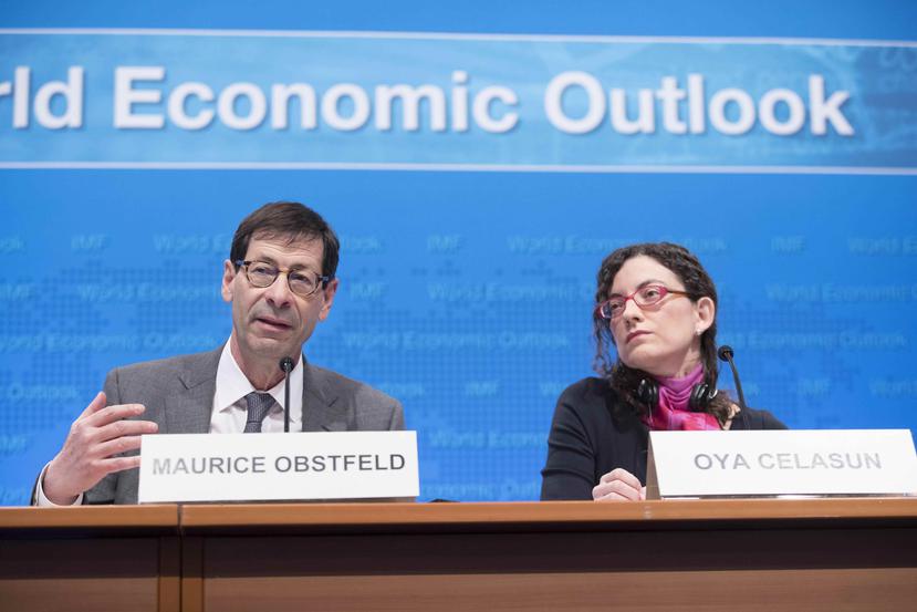 El economista jefe del Fondo Monetario Internacional (FMI), Maurice Obstfeld y la jefa de estudios del Departamento de Investigación del FMI, Oya Celasun durante la presentación del informe Perspectivas Económicas Globales. (EFE)