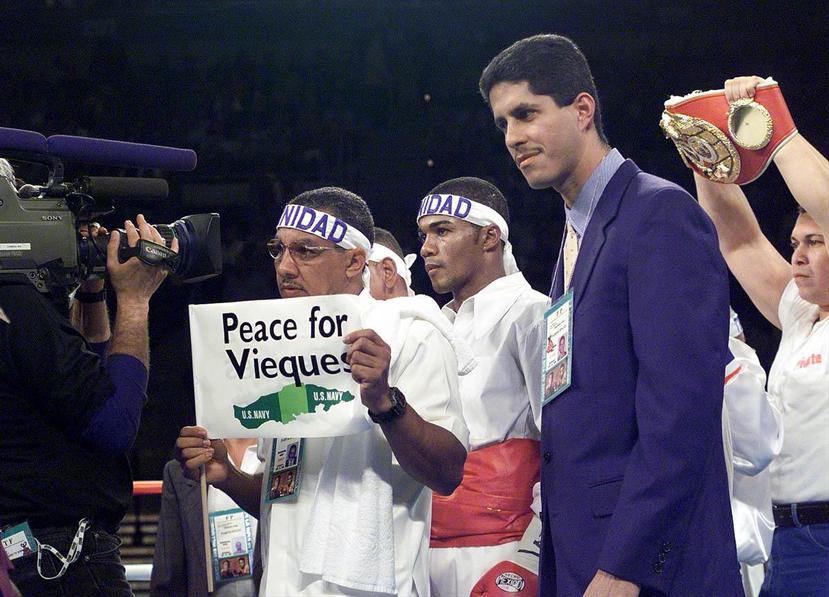 Don Félix Trinidad sostiene una bandera con el mensaje de “Peace for Vieques” en el cuadrilátero antes de comenzar la pelea entre Tito Trinidad y Oscar de la Hoya en 1999. (GFR Media)