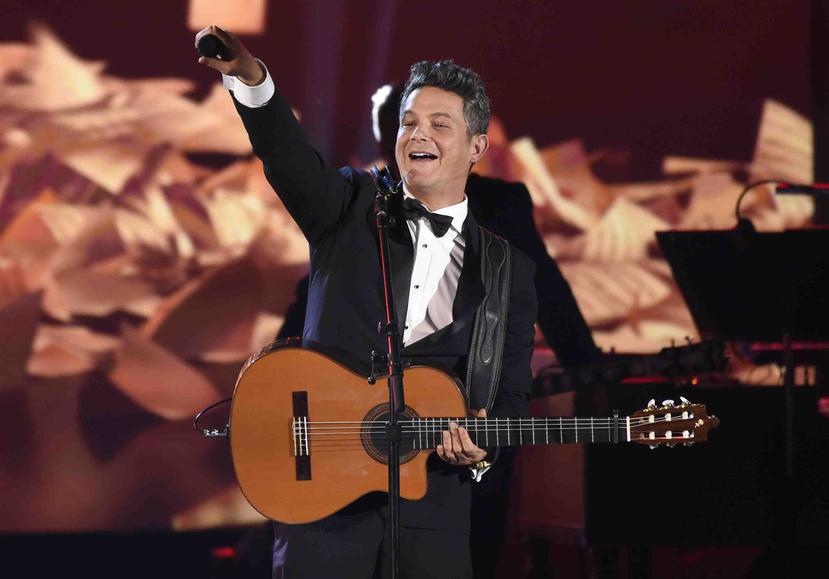 En esta foto del 15 de noviembre del 2017, el agasajado Alejandro Sanz canta en la gala a la Persona del Año de la Academia Latina de la Grabación en Las Vegas. (AP)