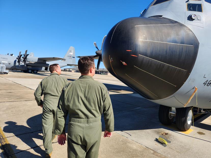 Daños en la parte frontal de la aeronave 301 del Escuadrón 53 de Reconocimiento Meteorológico durante un vuelo de reconocimiento en el huracán Ian.