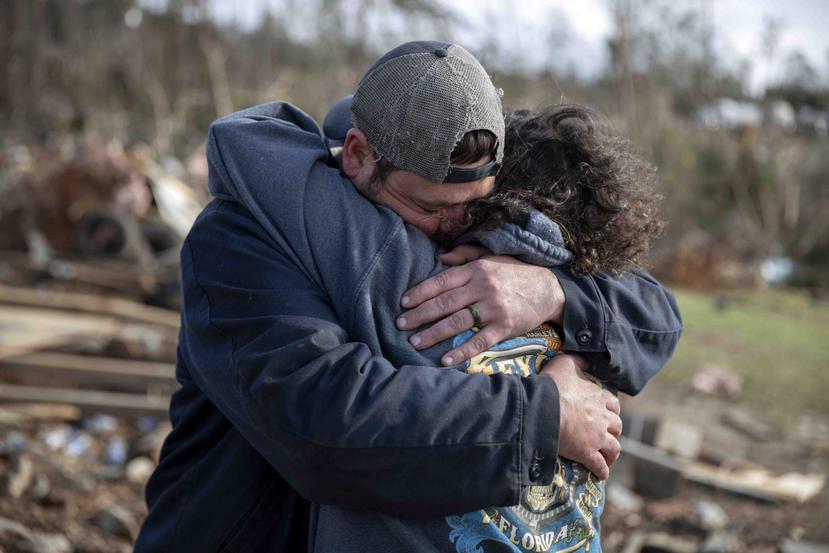 Dos sobrevivientes se abrazan tras el paso de tornados en Beauregard, Alabama el 4 de marzo del 2019. (AP)