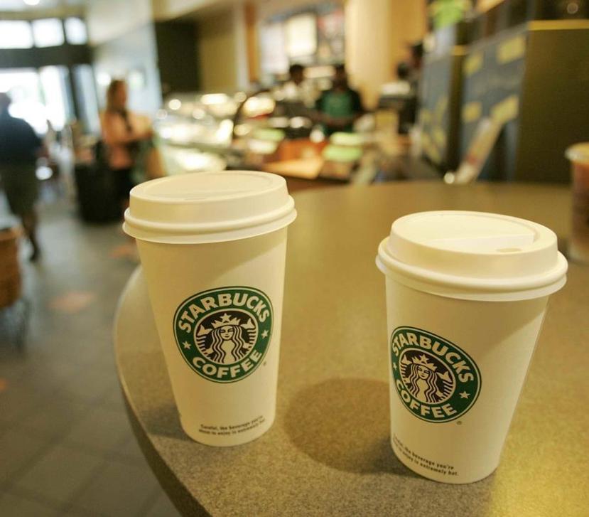 Starbucks reabre sus comedores con medidas que cumplen con la orden ejecutiva, según informó.